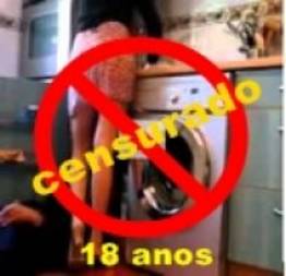 Video : dona de casa é flagrada mostrando   a calcinha para o encanador