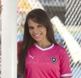 Fernanda Maia, a gandula sexy do Botafogo, apresenta a camisa rosa do time