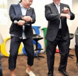 Psy ensina passos para o presidente da Google