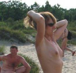 Enquanto isso, em uma praia de nudismo