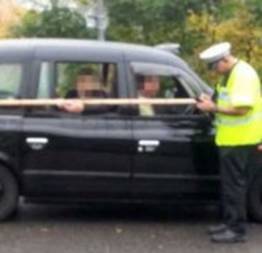 Taxista é multado por levar mulher segurando pedaço de madeira de 3 m