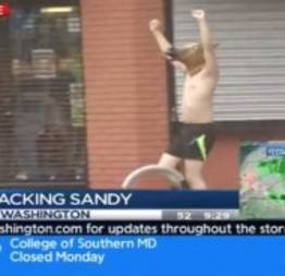 TV flagra homem com máscara de cavalo em transmissão de furacão