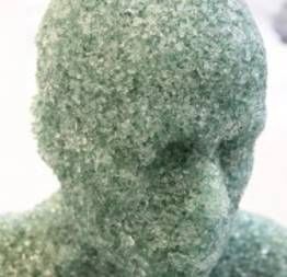 Artista americano cria esculturas de 'homens de vidro'