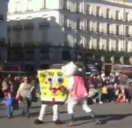 Hello Kitty e Bob Esponja 'saem na mão' no meio da rua na Espanha