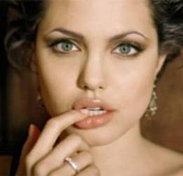 Por que a atriz Angelina Jolie está cada dia mais magra?