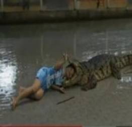 Mulher arrisca a vida e coloca cabeça dentro de boca de crocodilo!
