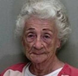 Vovó de 92 anos não ganha beijo de língua, se revolta e atira em vizinho