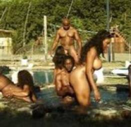 Festa anal e vaginal na piscina