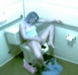 Novinha se masturbando no banheiro