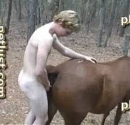 Égua tirando a virgindade de um garoto norueguês