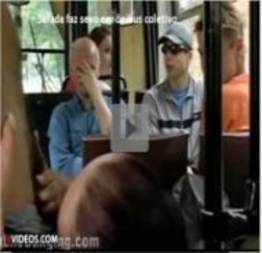 Garota safada faz sexo em ônibus coletivo, na frente dos passageiros (vídeo)