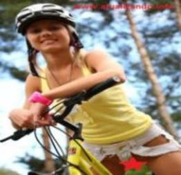 Novinha de shortinho sem calcinha na bicicleta (fotos)