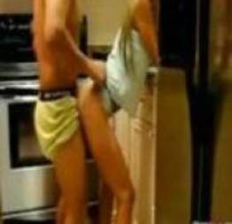 Camera escondida flagra sexo de casal jovem na cozinha (video real)