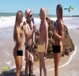 July e Nicole peladas na praia de nudismo