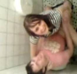 Filma casal de namorados a foder na casa de banho de uma festa.