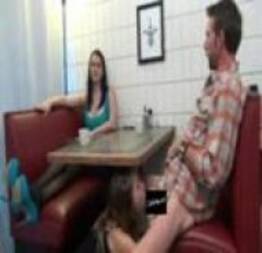 Novinha faz boquete na lanchonete, no namorado da amiga e na frente dela (vídeo)