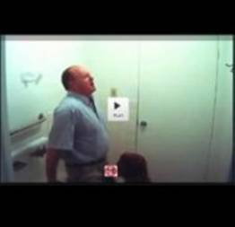 Câmera oculta flagra aluna chupando o professor no banheiro da escola (vídeo rea