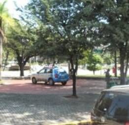 Viatura da polícia estacionada dentro de uma praça