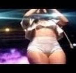 Anitta dançando funk de shortinho transparente