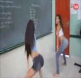 Novinhas bombando em funk na escola