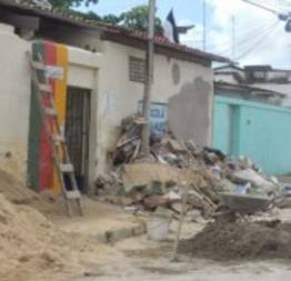 Escola do governo, deixa entulhos na calçada e na rua