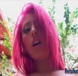 Gostosa de cabelo rosa se masturbando no quintal