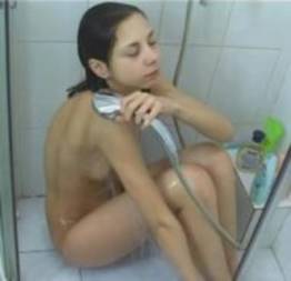 Menina novinha tomando banho peladinha