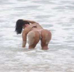 Milena santos mostrando o pacotão na praia