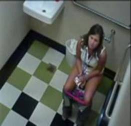 Secretaria filmada no banheiro sem saber