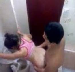 Flagra casal trepando em banheiro do colégio anchieta
