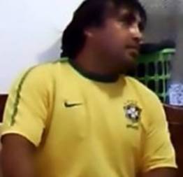 Maradona com a camisa do brasil comendo uma novinha