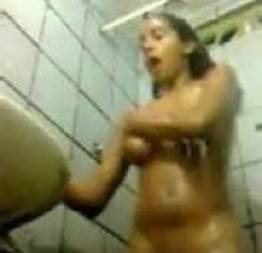 Novinha moreninha delicia gravou tomando banho para o namorado ver - cau na net