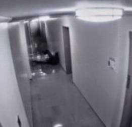 Mistério: vídeo arrepiante mostra homem sendo arremessado ao chão por fantasma e