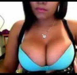 Peituda mostra o peito na webcam morena sexy