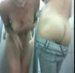 Duas amigas peladas no banheiro da facu