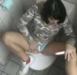 Masturbando no banheiro da escola - Tia Tanaka
