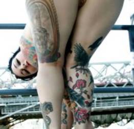 Linda morena peladinha mostrando o seu belo corpo todo tatuado.