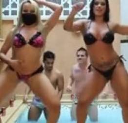 Brasileiras gostosas na putaria dançando funk no motel