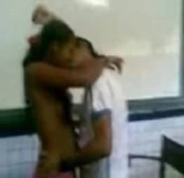 Casalzinho fodendo na sala de aula