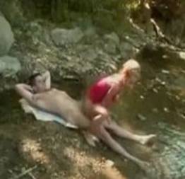 Comendo a namorada na beira da cachoeira