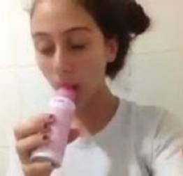 Novinha enfiando desodorante na buceta