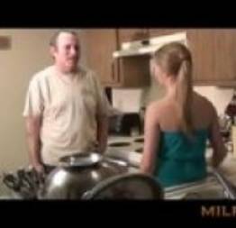 Pai transando com sua filha de quatro na cozinha