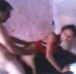 Amiga faz video porno caseiro da novinha dando o cu