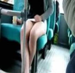 Delicia safada sem calcinha no onibus