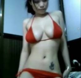 Karina delicia dando um strip show na webcam