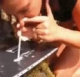 Menina tomando esperma pelo nariz