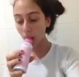Novinha de sp se masturbando com desodorante