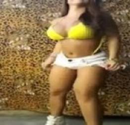 Paloma Gomes dançando funk de shortinho curto