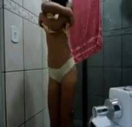 Cassia moreninha novinha fez video pelada no banheiro