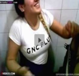 Marcela safada empregada da GNC Plus tomando leite